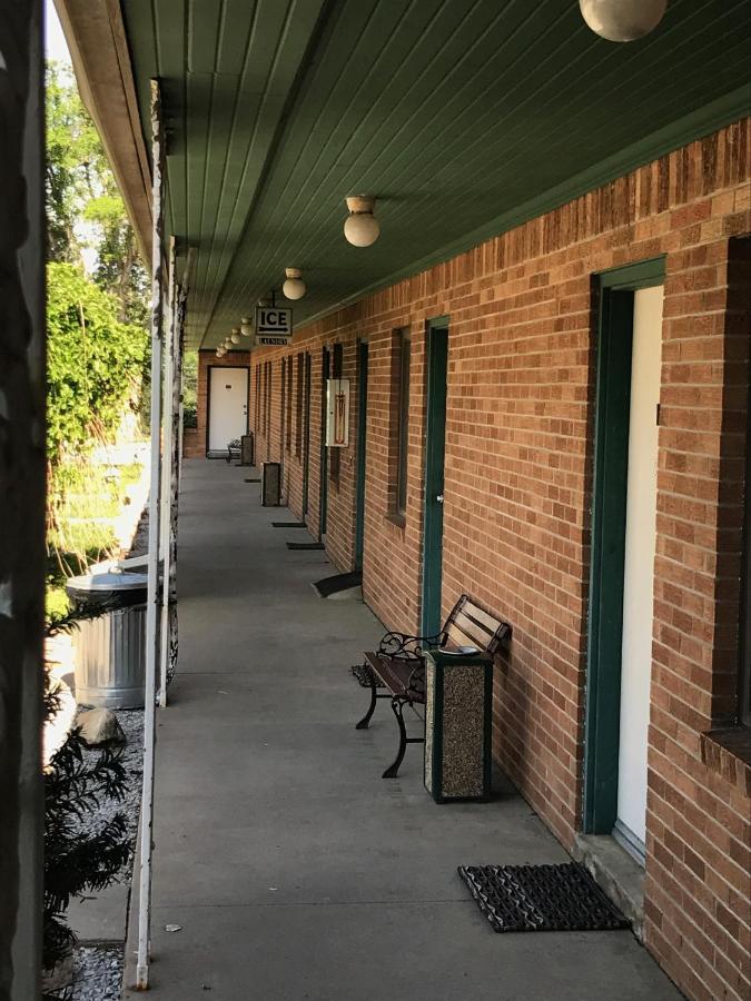 The Evergreen Motel In Kansas Pratt Eksteriør billede